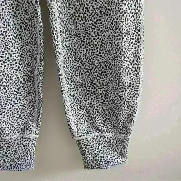 OLD NAVY | Women's White/Black/Grey Spotted High Rise Powersoft 7/8 Ank… - Picture 5 of 7